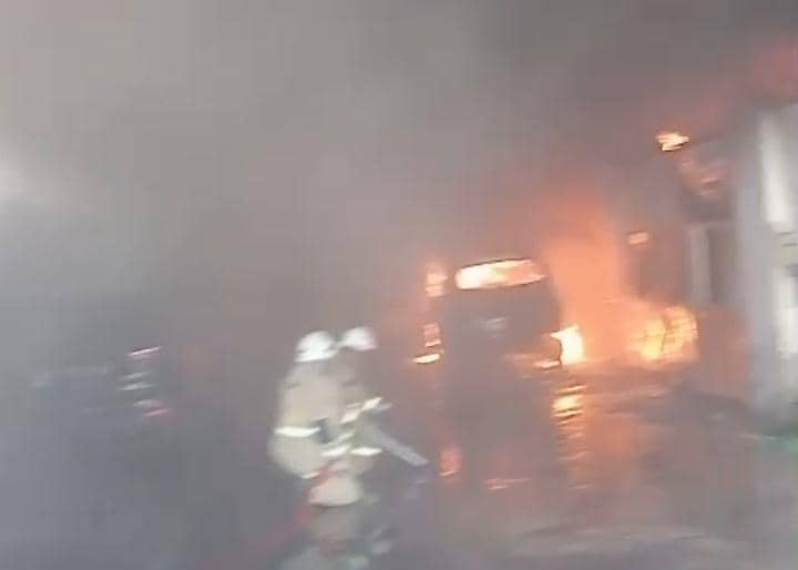 Bengkel di Siwalankerto Kebakaran, 1 Orang Terluka, 5 Mobil Hangus