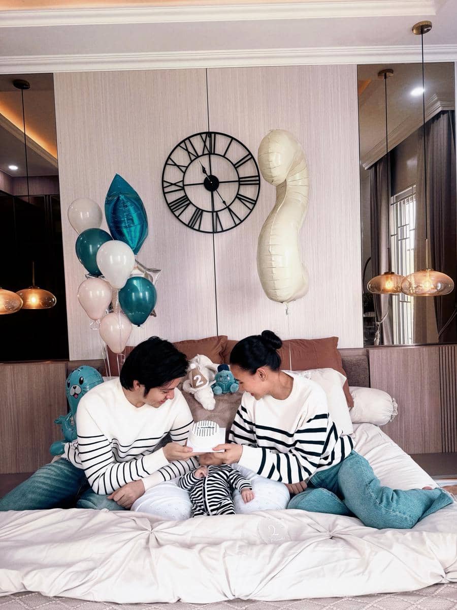Gaya Keluarga Shenina-Angga Rayakan 2 Bulan Anaknya (Segara) (instagram.com/angga)