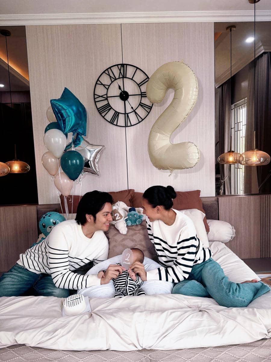 Gaya Keluarga Shenina-Angga Rayakan 2 Bulan Anaknya (Segara) (instagram.com/angga)