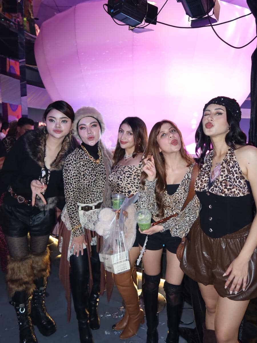 Sejumlah tamu selebriti berpose bersama di acara ulang tahun Hanum Mega yang diunggah di Instagram.