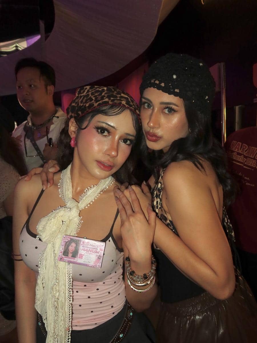 Afifah Riyad dan Dilan Janiyar berpose bersama di acara perayaan ulang tahun Hanum Mega tersebut