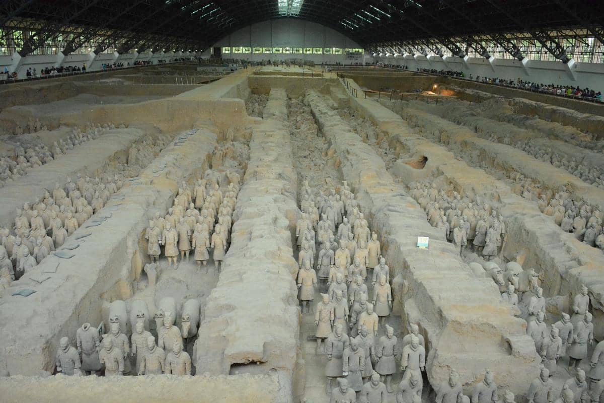 Deretan patung prajurit Terracotta Army dari tanah liat berdiri rapat di dalam area situs arkeologi China.