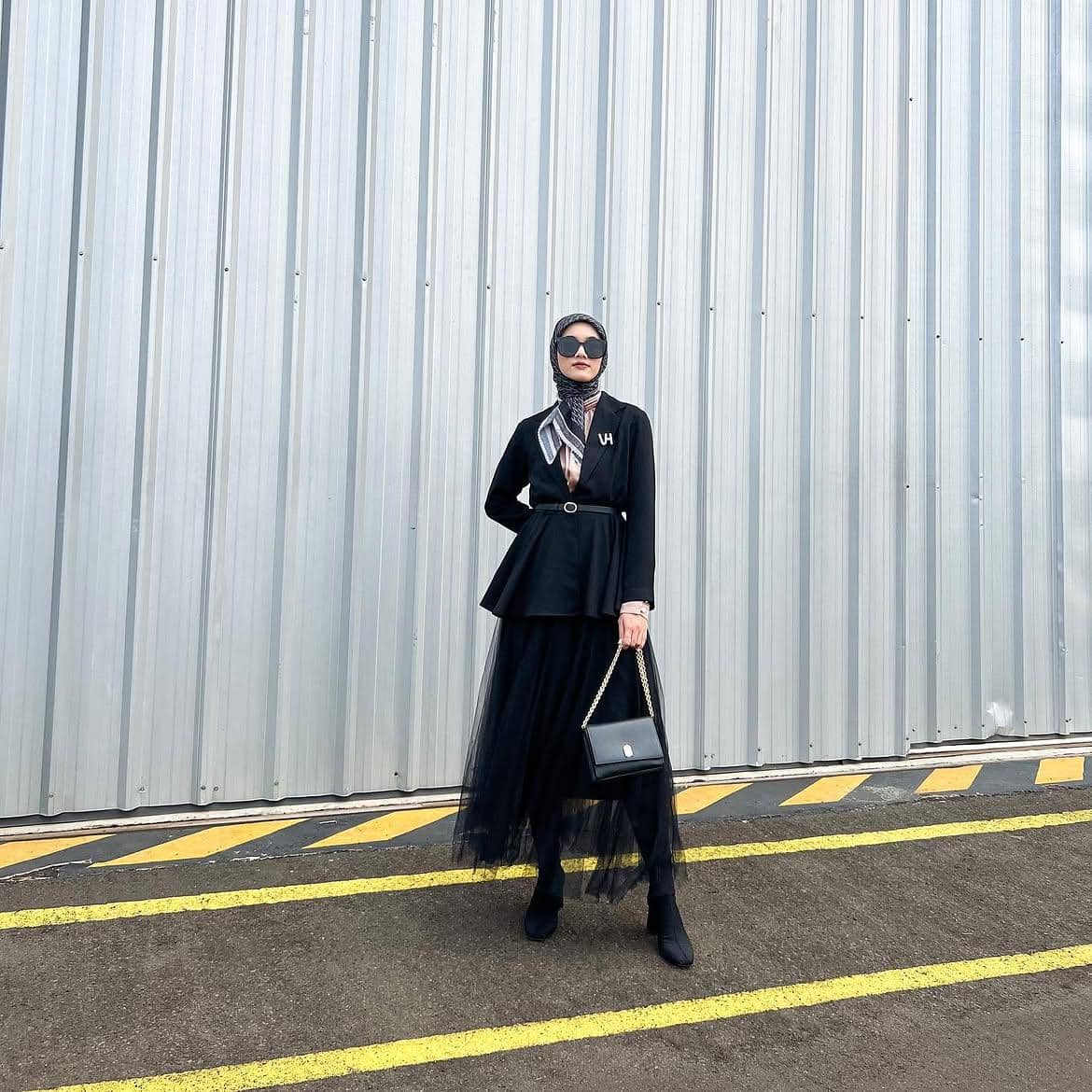 ide outfit hijab dengan blazer ala Rania Sukandari