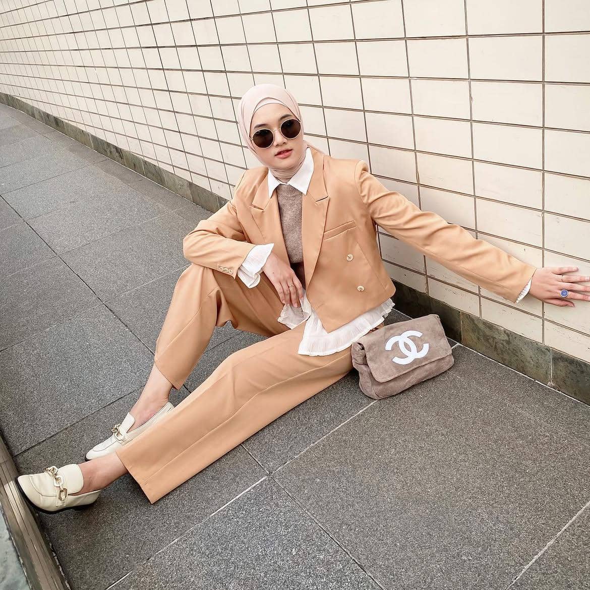 ide outfit hijab dengan blazer ala Rania Sukandari