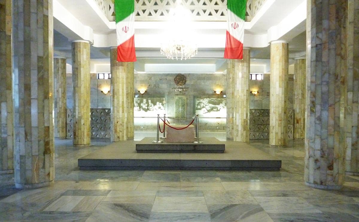 Pemandangan dari bagian dalam Makam Ferdowsi.