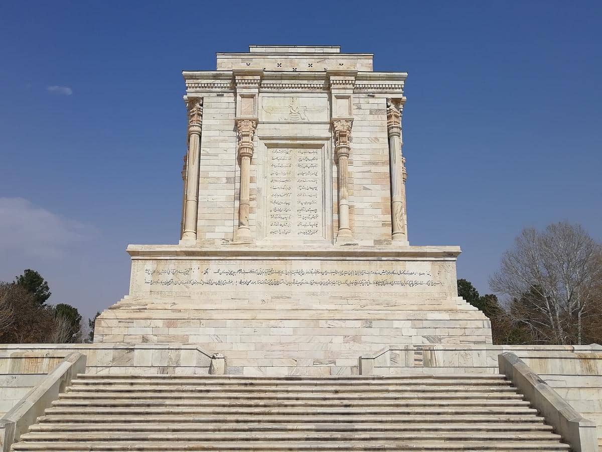 Pemandangan inskripsi utama di Makam Ferdowsi.