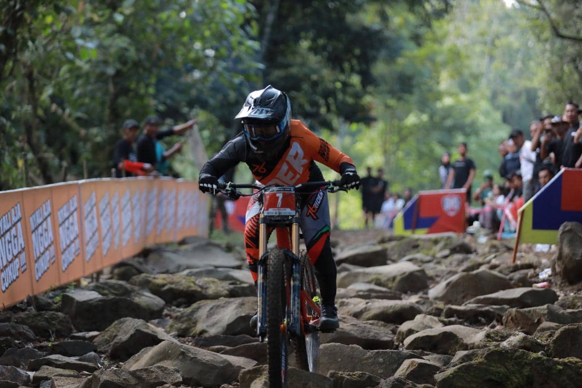 Suasana BIG Downhill 2026 yang tuntas terlaksana di kawasan Ijen Geopark, Banyuwangi, dengan dukungan Megapro.