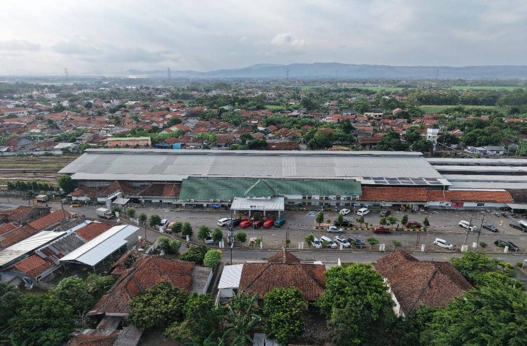 Tampak Stasiun Kroya di Cilacap yang berada di tengah kawasan permukiman, dekat pusat perbelanjaan dan penginapan.