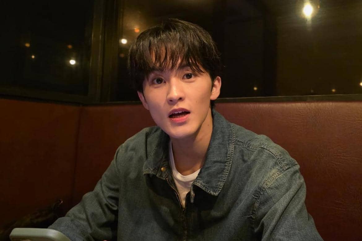 Mark Lee mengaku dalam sebuah siaran langsung kalau ia gak doyan minum kopi karena cita rasanya yang tak sesuai seleranya