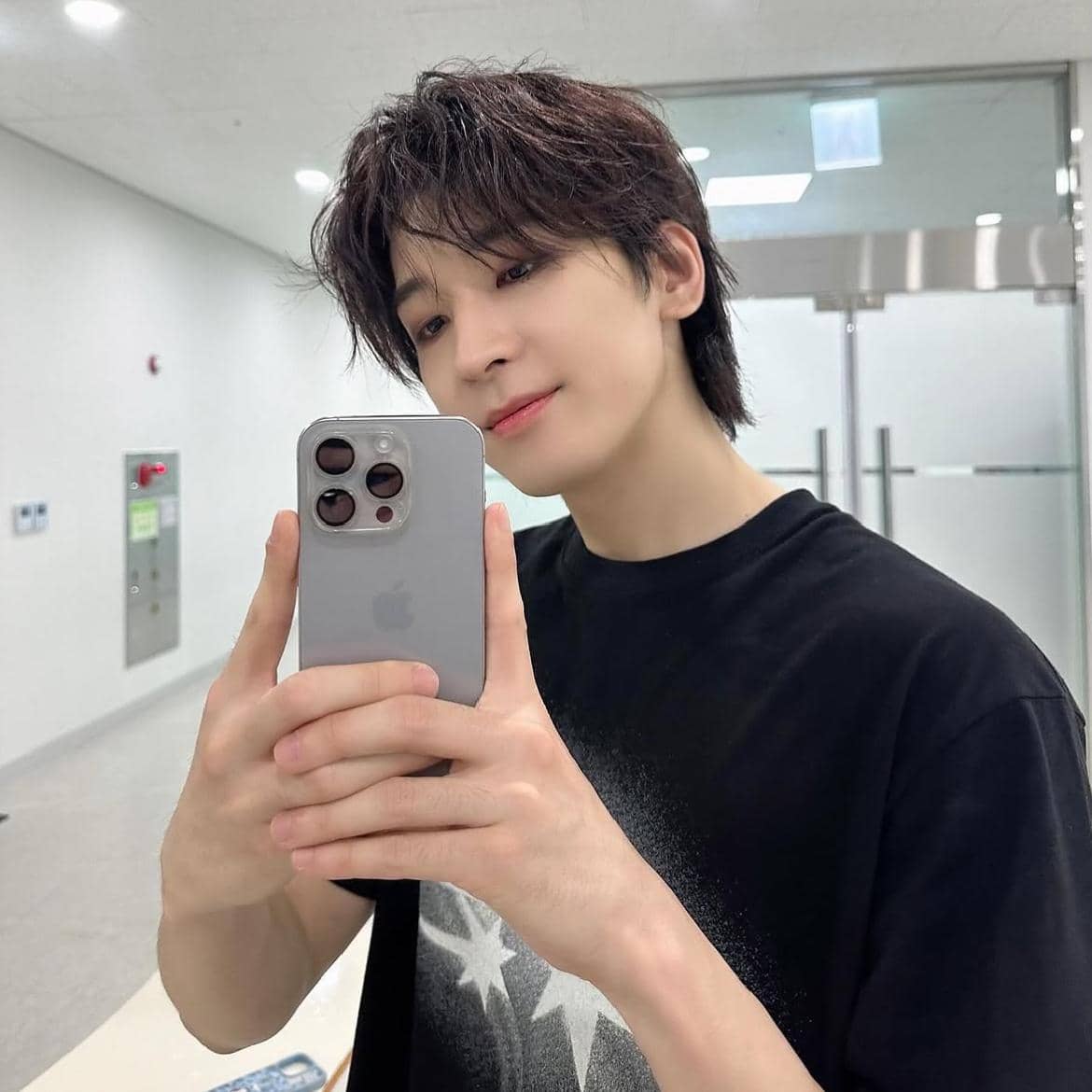 Wonwoo SEVENTEEN yang dahulu hasil foto selfie-nya sering terlihat mengecewakan di mata para membernya, kini skill selfie dirinya sudah berkembang jauh lebih baik
