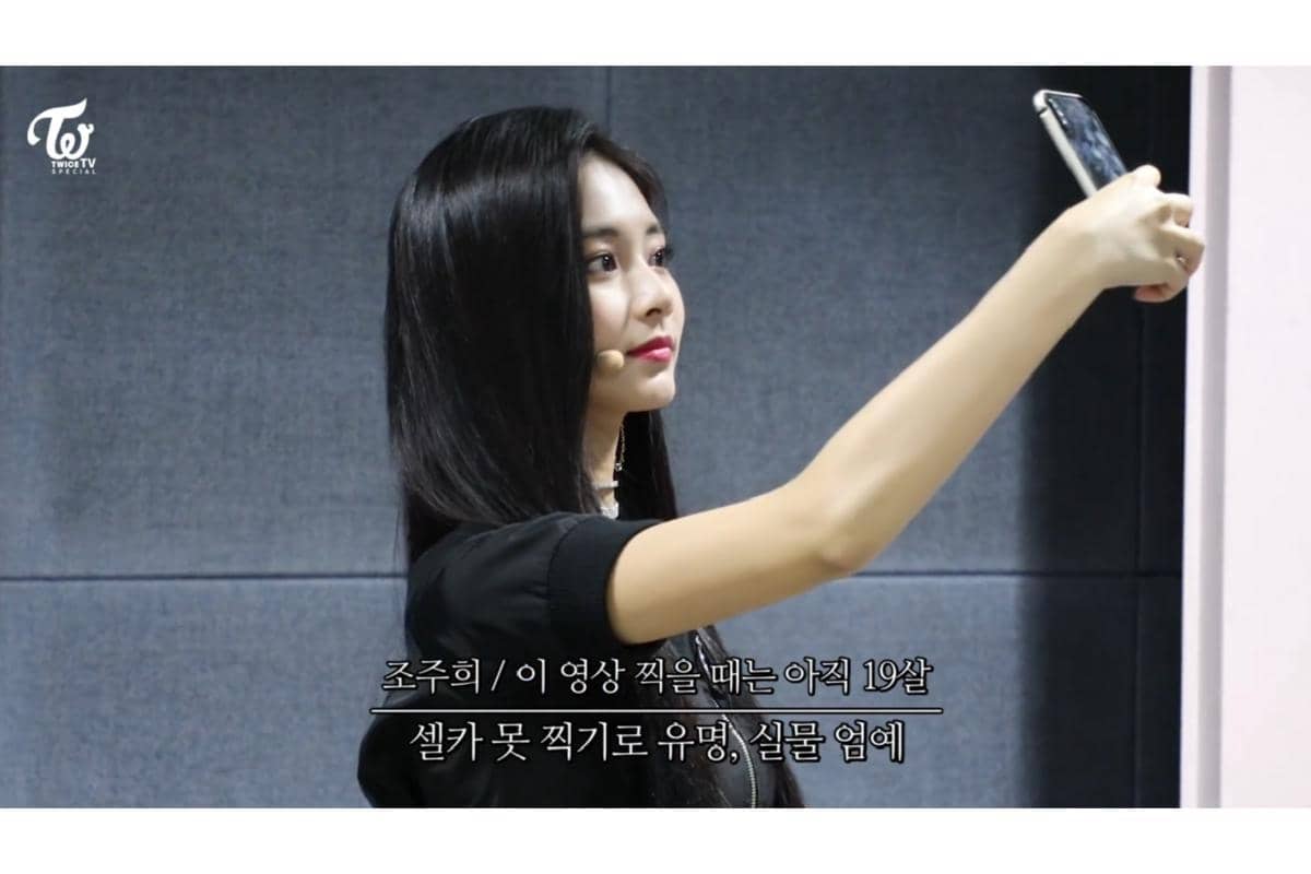 Tzuyu TWICE tampak mencoba mengambil selfie dalam konten vlog era "YES or YES"