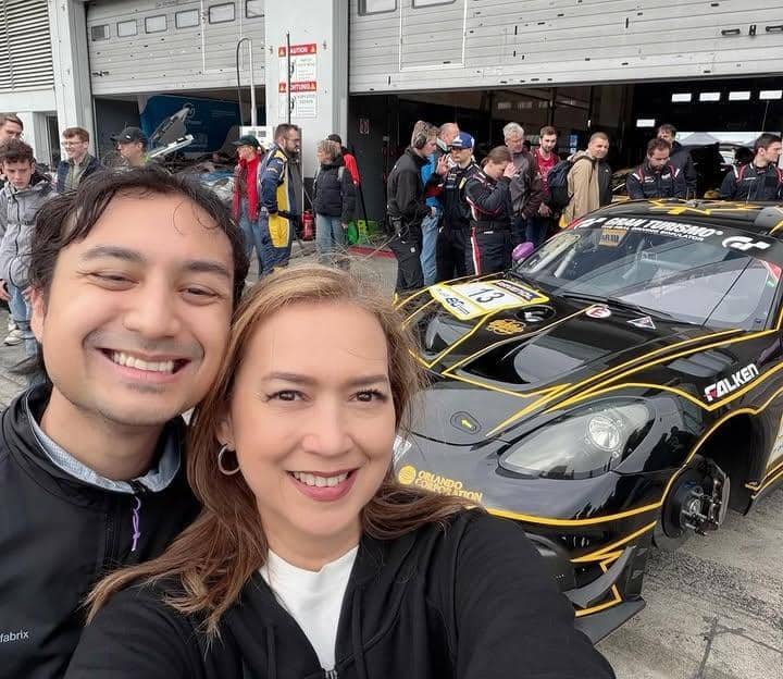 Ira Wibowo temani anak nonton mobil balap di Nurburgring, Jerman