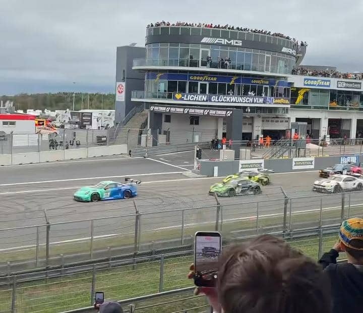 Ira Wibowo temani anak nonton mobil balap di Nurburgring, Jerman