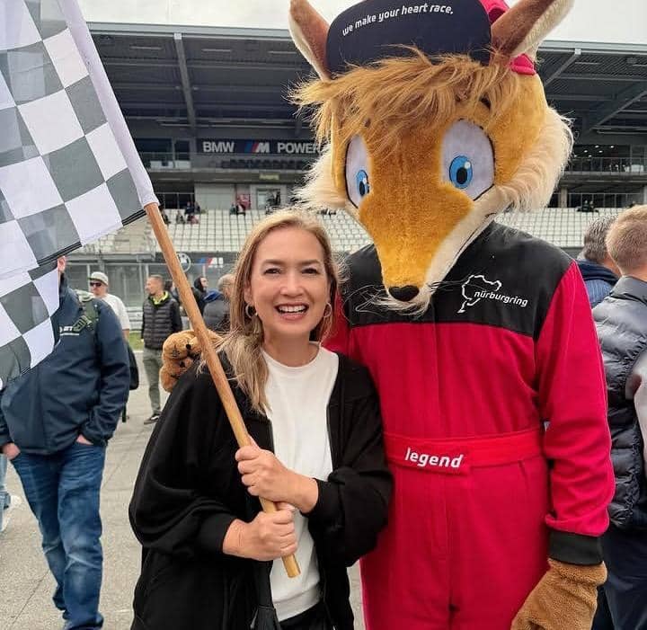 Ira Wibowo temani anak nonton mobil balap di Nurburgring, Jerman