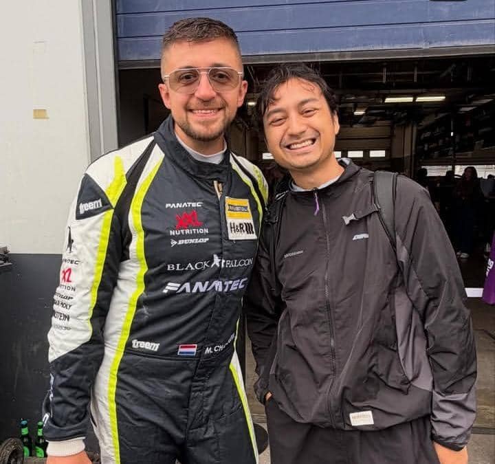 Ira Wibowo temani anak nonton mobil balap di Nurburgring, Jerman
