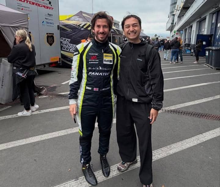 Ira Wibowo temani anak nonton mobil balap di Nurburgring, Jerman