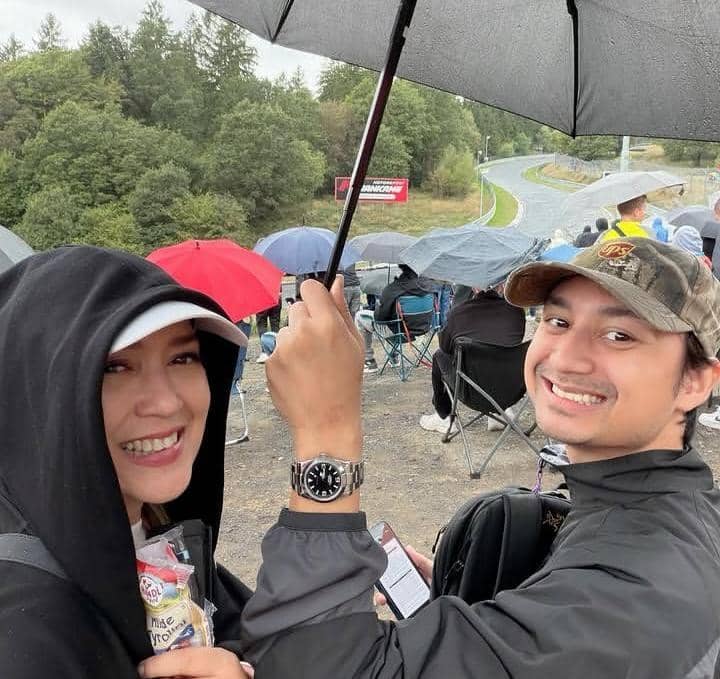 Ira Wibowo temani anak nonton mobil balap di Nurburgring, Jerman