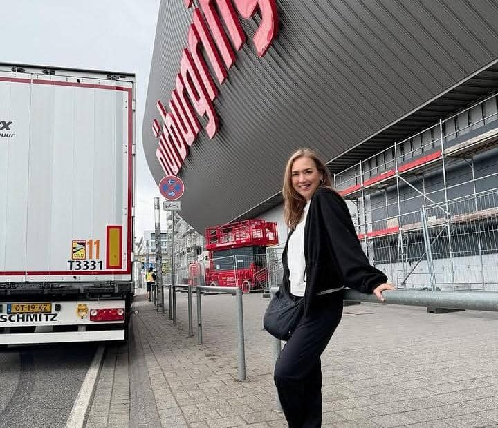 Ira Wibowo temani anak nonton mobil balap di Nurburgring, Jerman