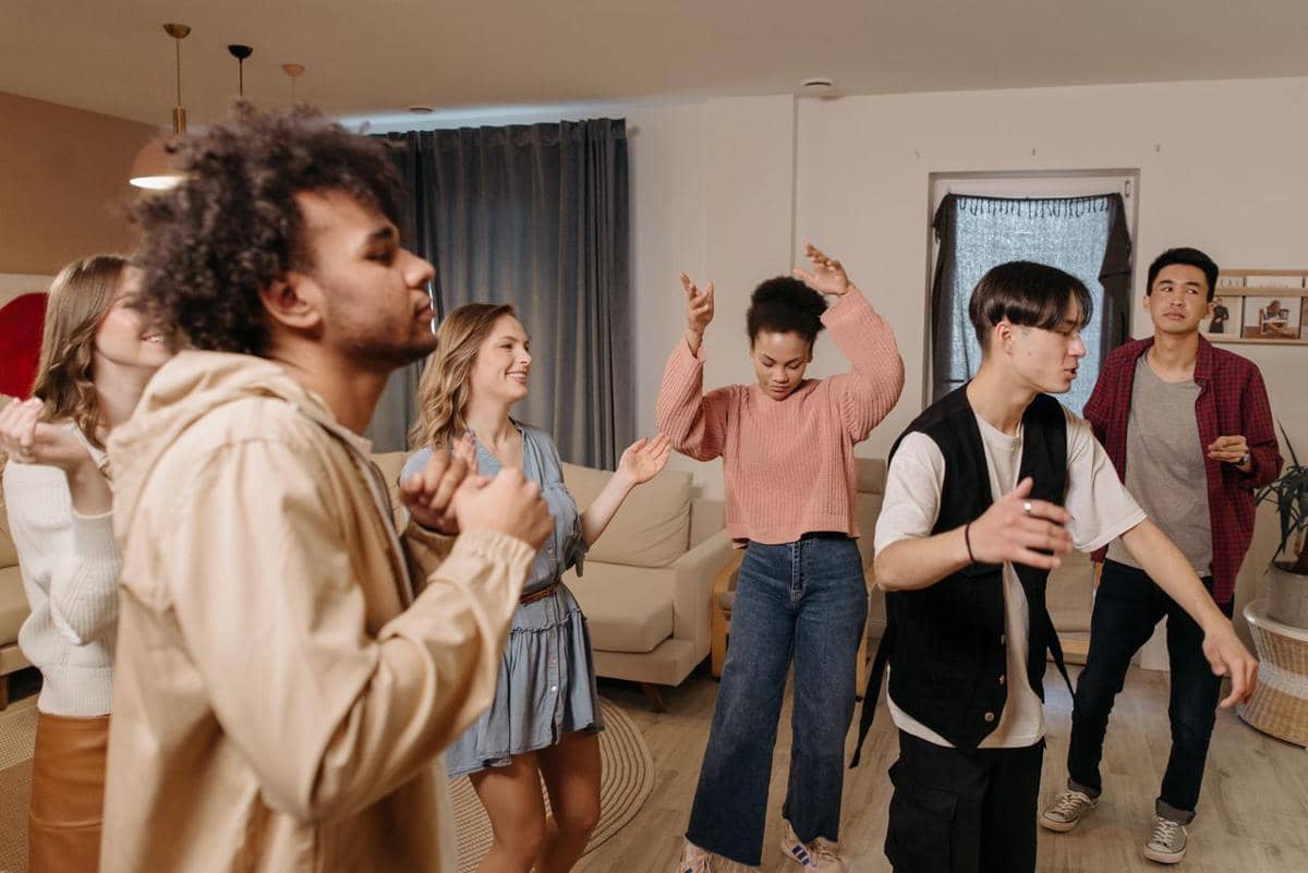 7 Kesepakatan dengan Pasangan yang Suka Ajak Teman ke Rumah