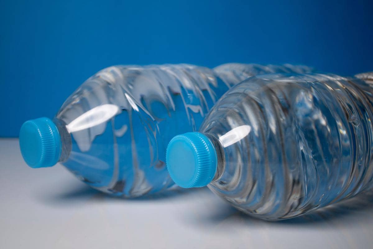 ilustrasi dua botol air mineral