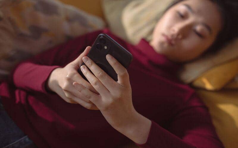 ilustrasi seorang perempuan sedang memegang smartphone