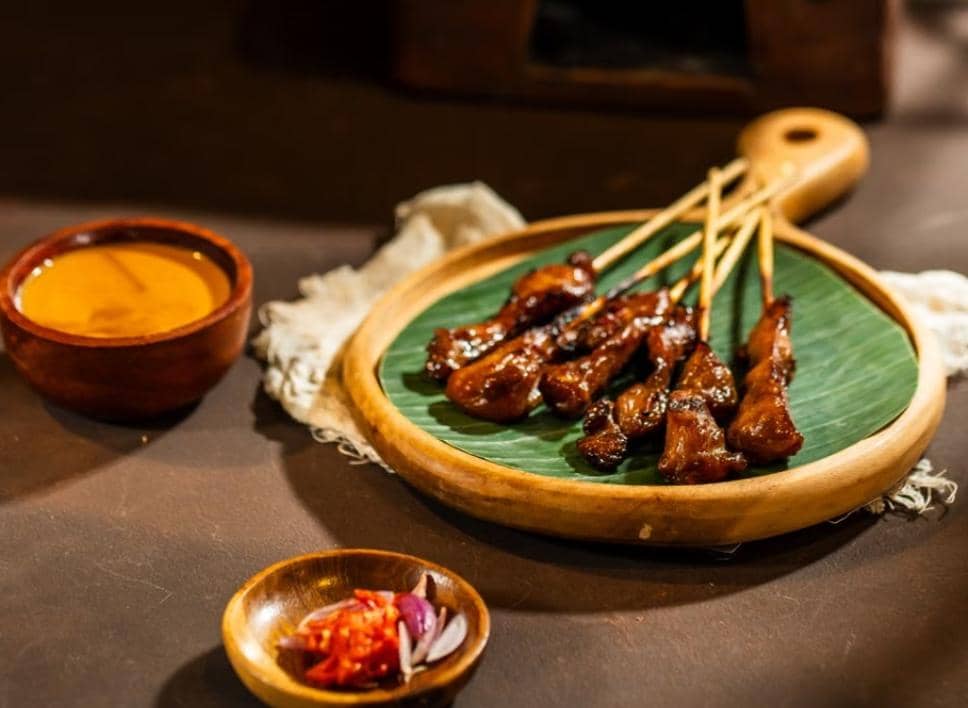 Ilustrasi sate kambing berupa potongan daging panggang yang ditusuk pada beberapa batang sate khas Indonesia.