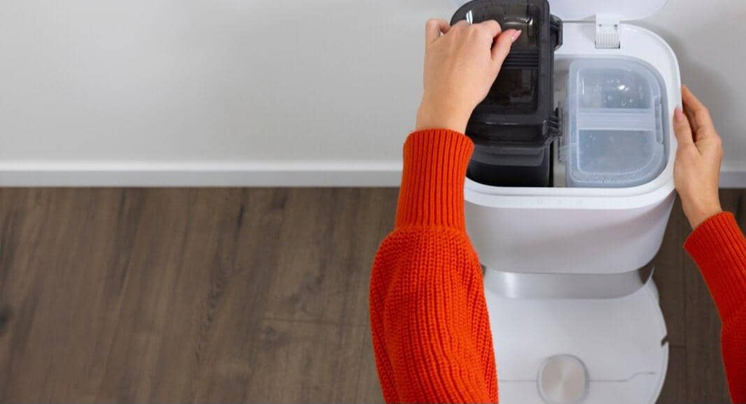 Ilustrasi toilet dual flush dengan dua tombol pembilas untuk memilih volume air sesuai kebutuhan saat digunakan.