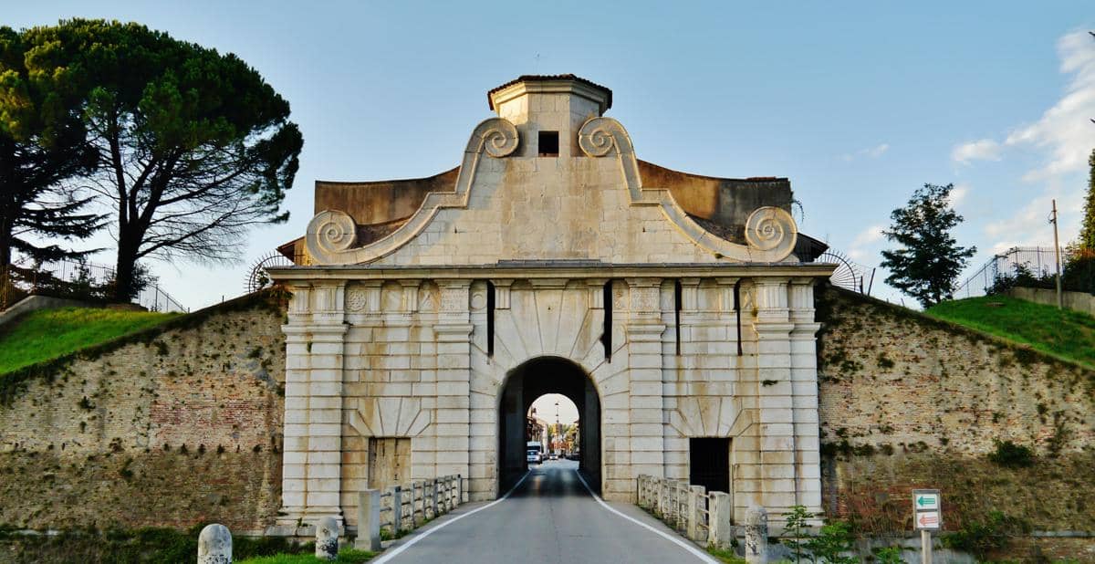 Salah satu gerbang masuk menuju kota Palmanova yaitu Porta Aquileia
