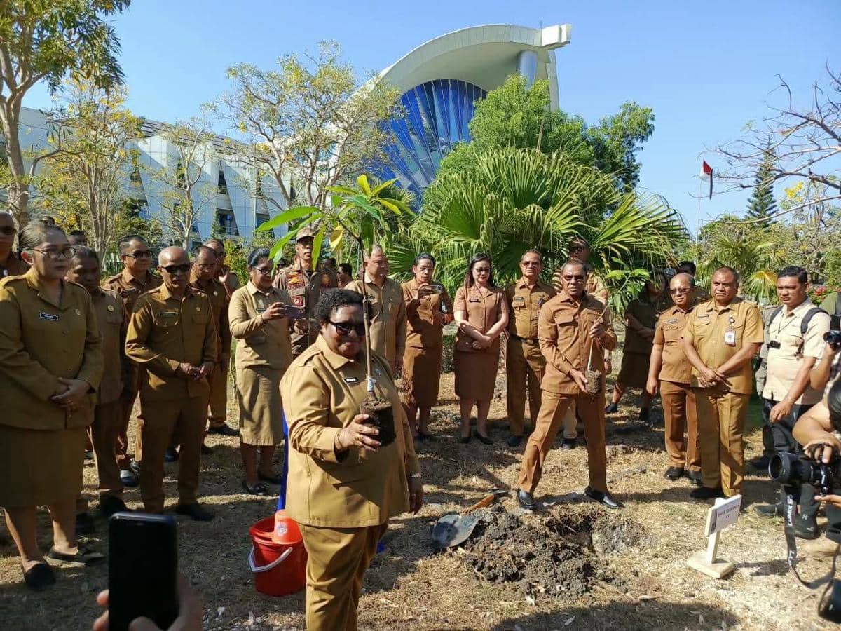 Wamendagri RI Ribka Haluk usai memimpin apel ASN di NTT. (Dok Biro Apim NTT)
