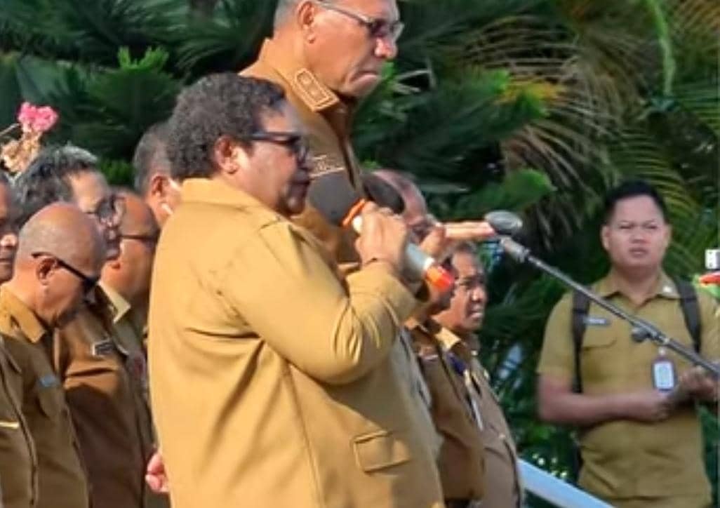 Wamendagri RI, Ribka Haluk, saat memimpin apel ASN di NTT. (Dok Biro Apim NTT)
