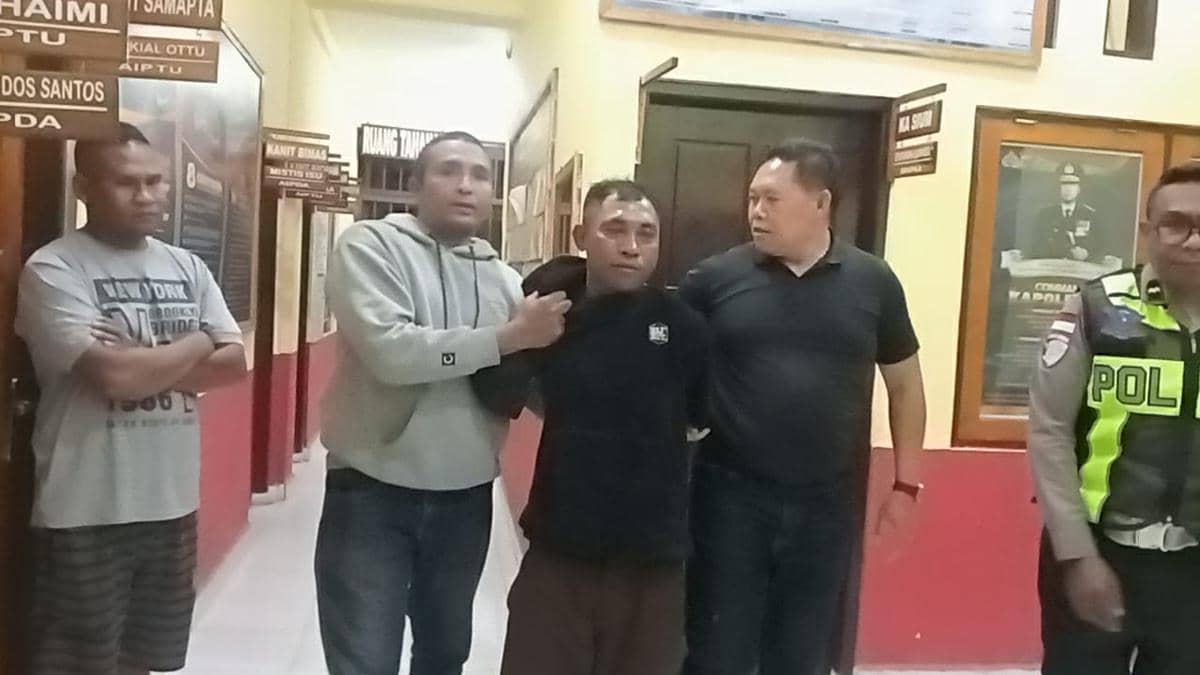 Personel Polres TTS mengamankan buronan kasus tabrak lari di Sulawesi Selatan. (Dok Polres TTS)