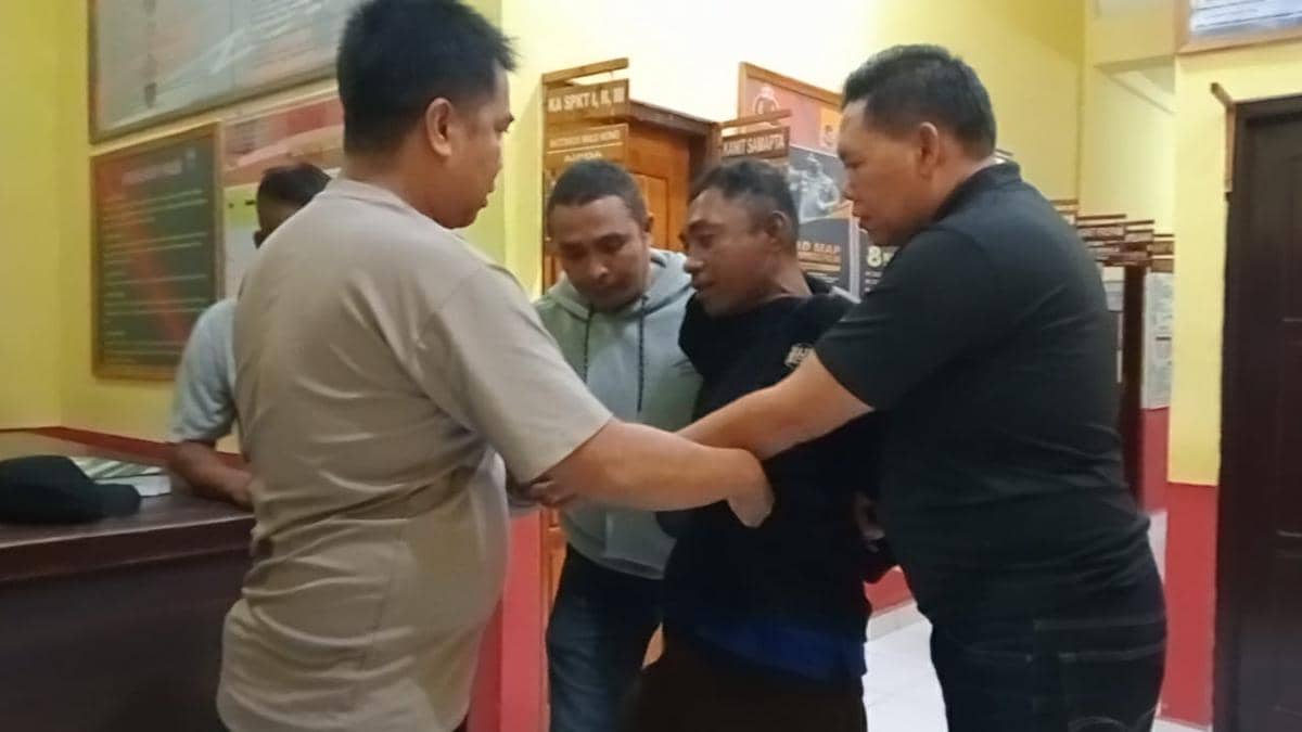 Personel Polres TTS mengamankan buronan kasus tabrak lari di Sulawesi Selatan. (Dok Polres TTS)
