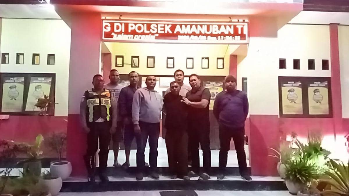 Personel Polres TTS mengamankan buronan kasus tabrak lari di Sulawesi Selatan. (Dok Polres TTS)
