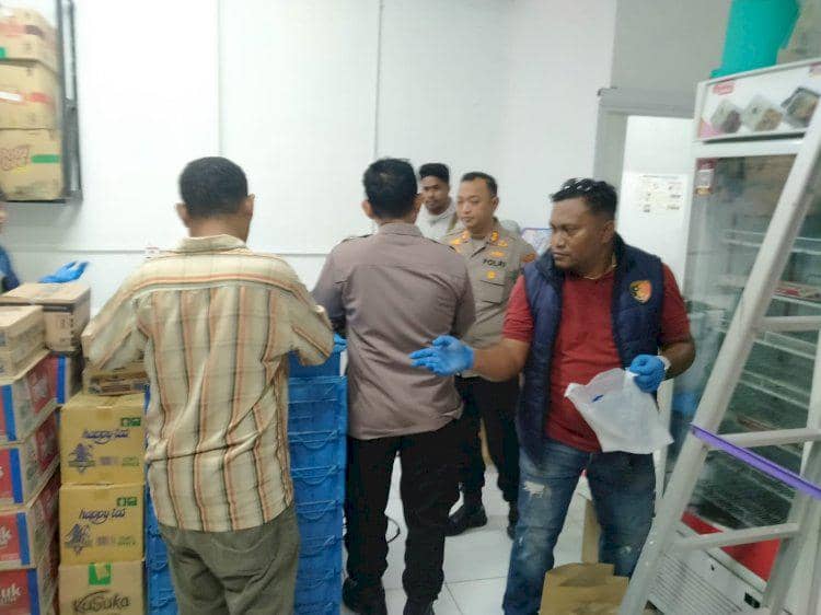 Polisi periksa kondisi Indomaret Desa Mata Air Kupang yang dibobol pencuri. (Dok Polres Kupang)