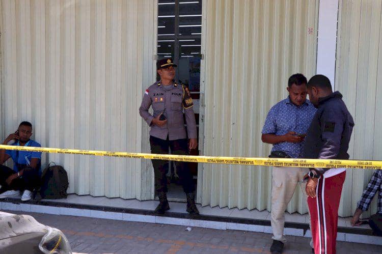 Polisi periksa kondisi Indomaret Desa Mata Air Kupang yang dibobol pencuri. (Dok Polres Kupang)