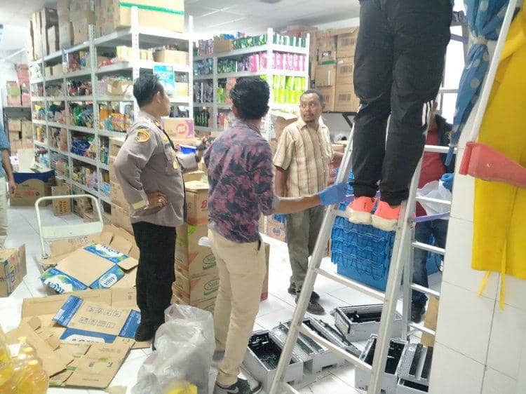 Polisi periksa kondisi Indomaret Desa Mata Air Kupang yang dibobol pencuri. (Dok Polres Kupang)