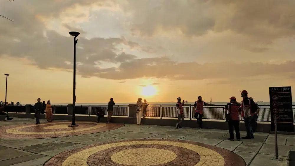 ilustrasi suasana matahari terbenam di area Sunset Quay kawasan CPI Makassar