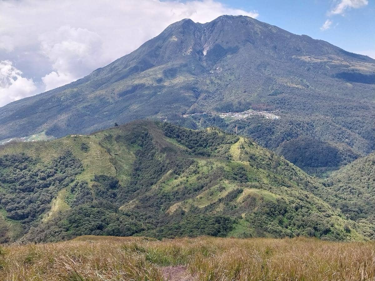 ilustrasi Bukit Mongkrang dengan view Gunung Lawu