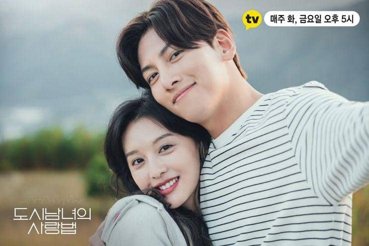 Kim Ji Won dan Ji Chang Wook tampil bersama dalam adegan drama Korea Lovestruck in the City produksi KakaoTV.