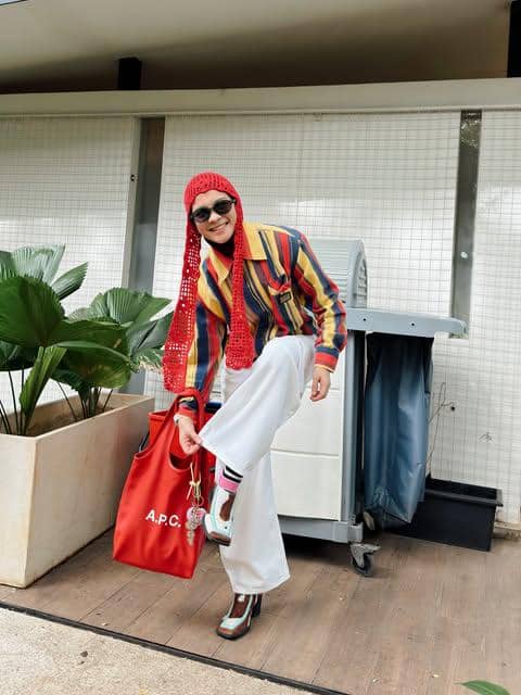 Tantri Namirah mengenakan atasan blaster sebagai inspirasi OOTD bergaya stylish untuk tampilan sehari-hari.