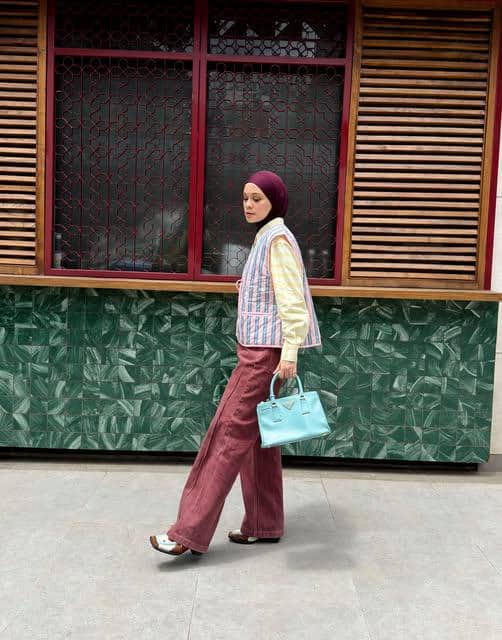 Tantri Namirah mengenakan atasan blaster untuk inspirasi OOTD bergaya kasual dalam unggahan Instagram.