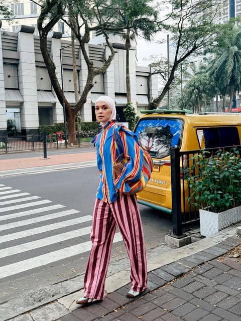 Tantri Namirah mengenakan atasan blaster dalam gaya OOTD yang dibagikan melalui akun Instagram pribadinya.