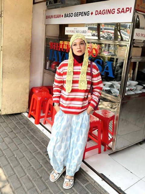 Tantri Namirah tampil dengan atasan blaster dalam inspirasi OOTD bernuansa modest untuk gaya busana sehari-hari.