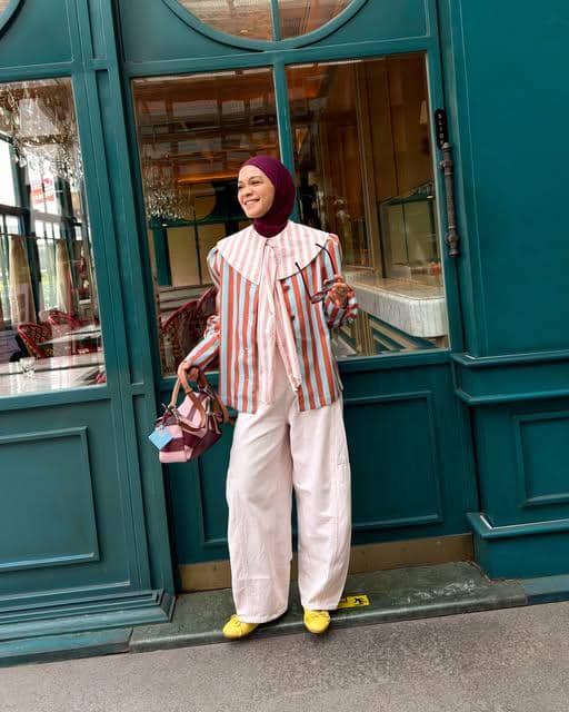 Tantri Namirah mengenakan atasan blaster dalam potret inspirasi OOTD yang dibagikan melalui akun Instagramnya.