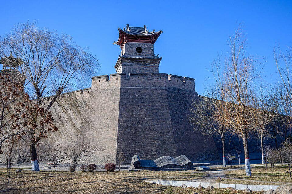 Panorama Kota Kuno Pingyao di Tiongkok dengan deretan bangunan tradisional dan suasana kawasan bersejarah.