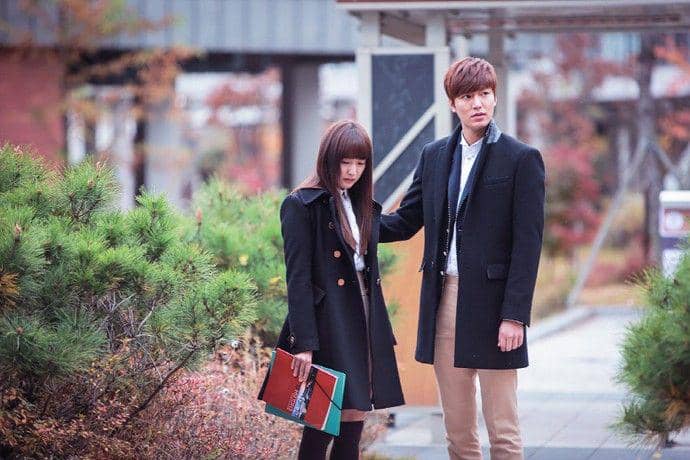 Kim Ji Won dan Lee Min Ho berpose bersama dalam salah satu adegan drama Korea The Heirs produksi SBS.