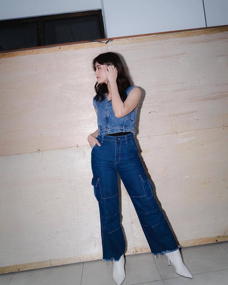 mix and match celana jeans ala Mawar Eva