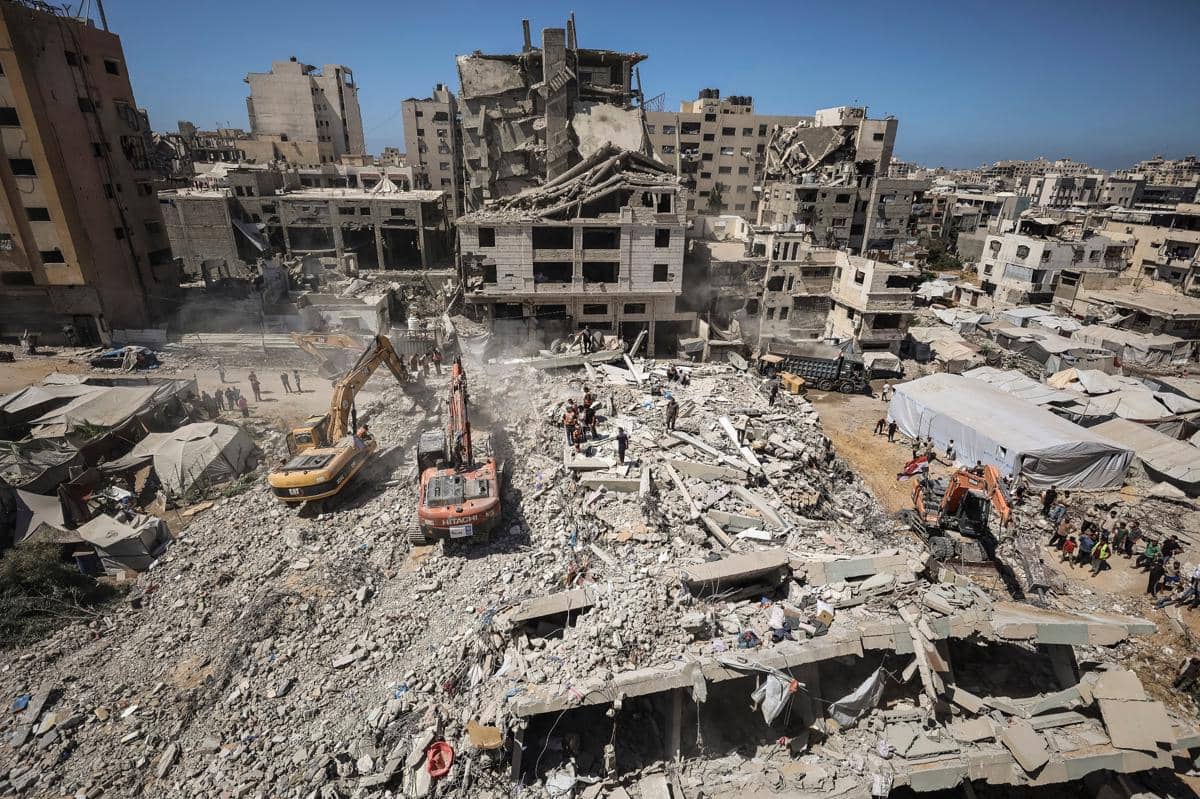Tim penyelamat menggali puing-puing untuk mengevakuasi jenazah dari sebuah bangunan yang runtuh di kawasan Tal al-Hawa, Kota Gaza, pada 16 September 2026.
