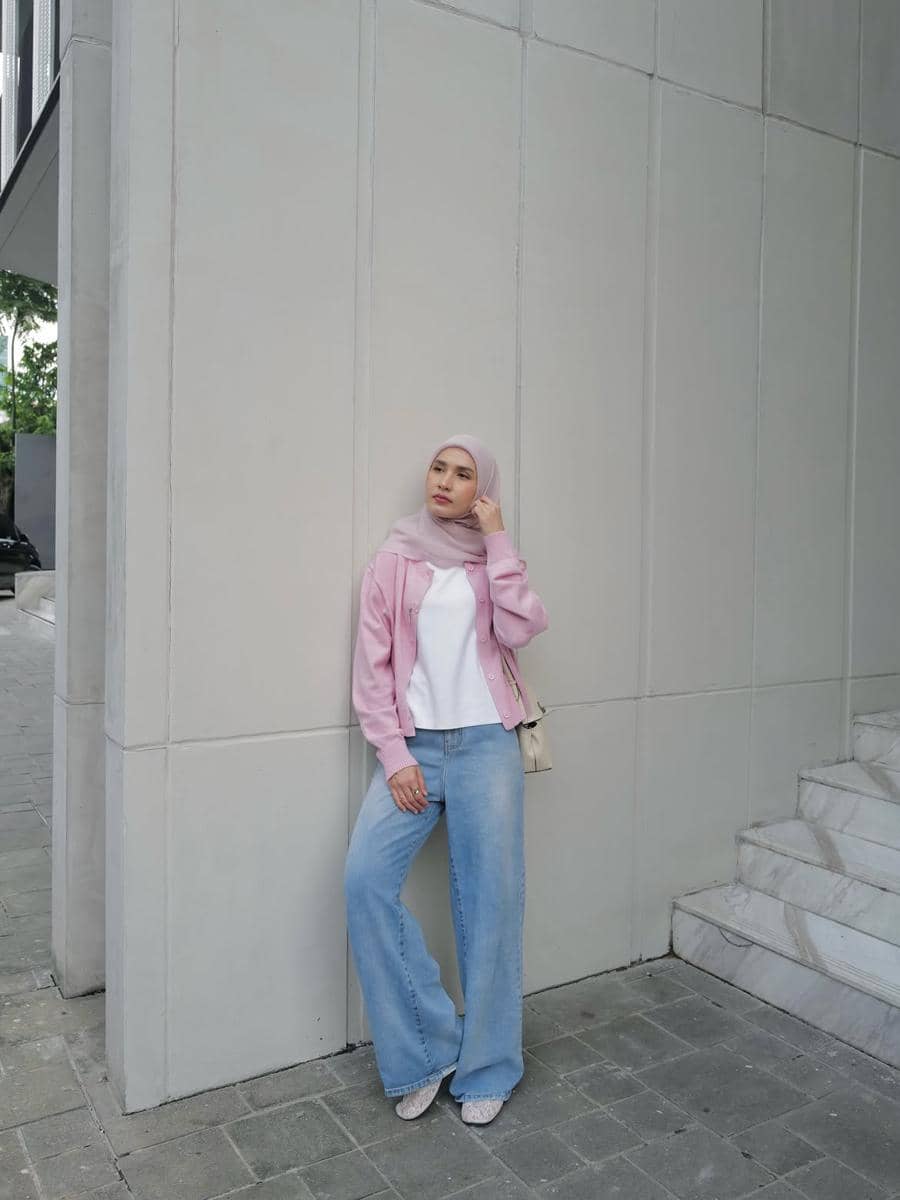 inspirasi OOTD hijab nuansa pink ala Dwi Handa