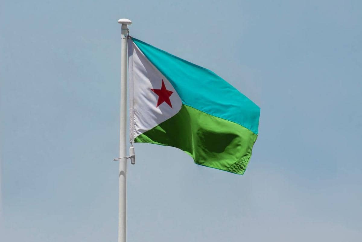 Bendera Djibouti sedang berkibar.